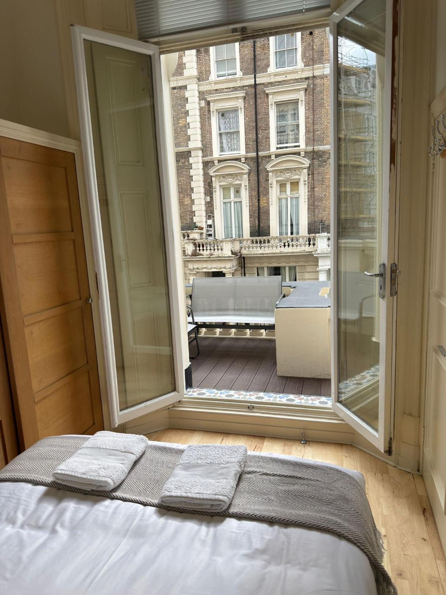 Newly Refurbished- Awesome Very Flat In Famous Notting Hill With A Balcony Apartment *