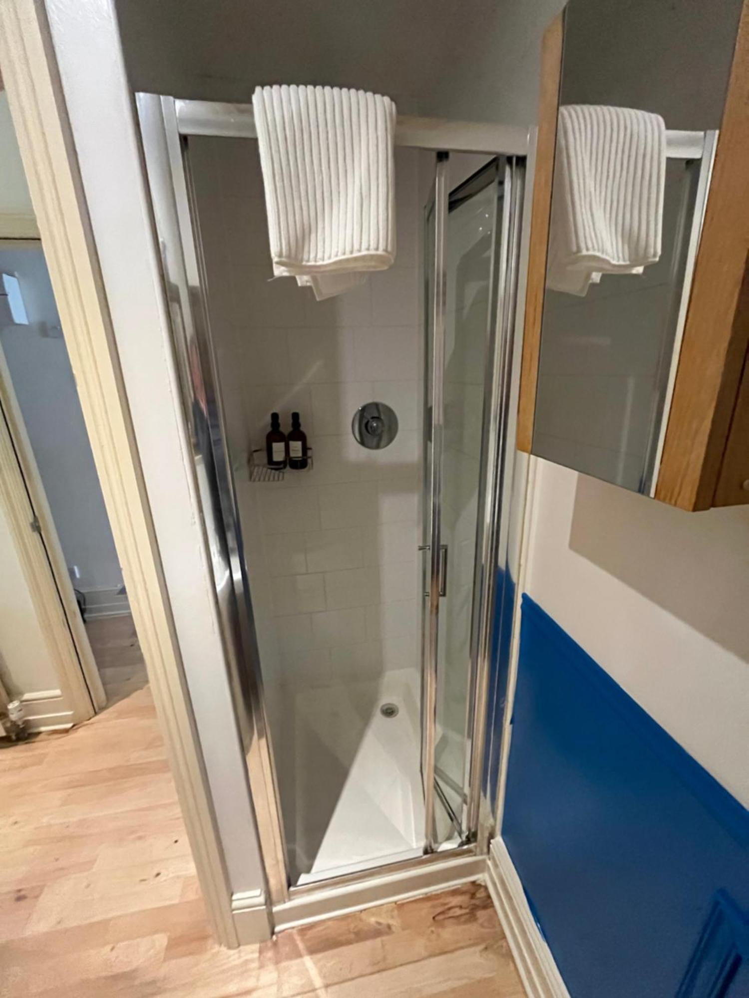 Newly Refurbished- Awesome Very Flat In Famous Notting Hill With A Balcony *